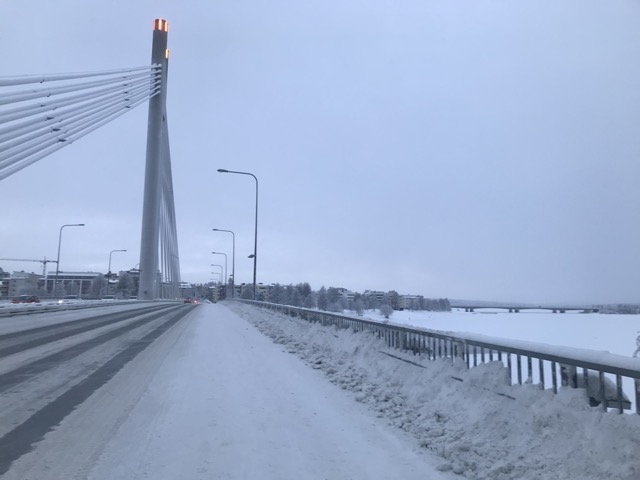 Puente sobre río congelado