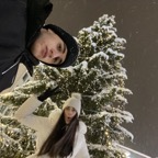 Niños bajo el árbol