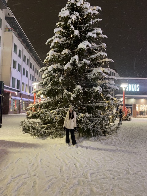 Lydia en árbol de Navidad