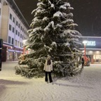 Lydia en árbol de Navidad