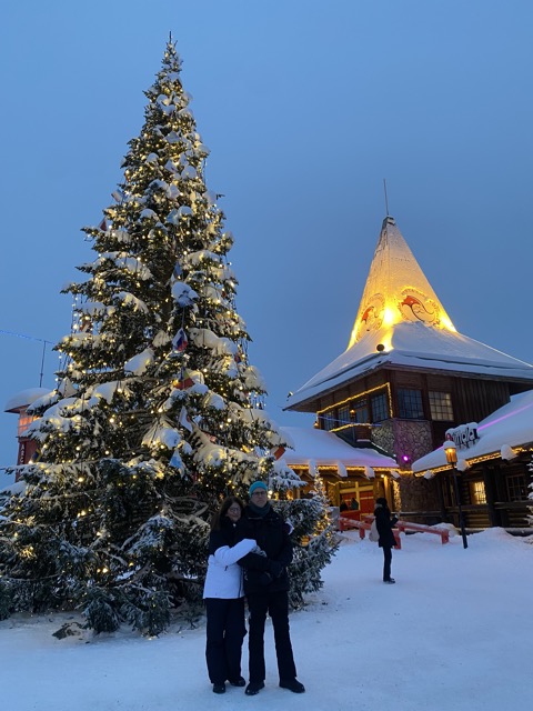 Junto al árbol de la casa de papá Noel