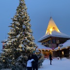 Junto al árbol de la casa de papá Noel