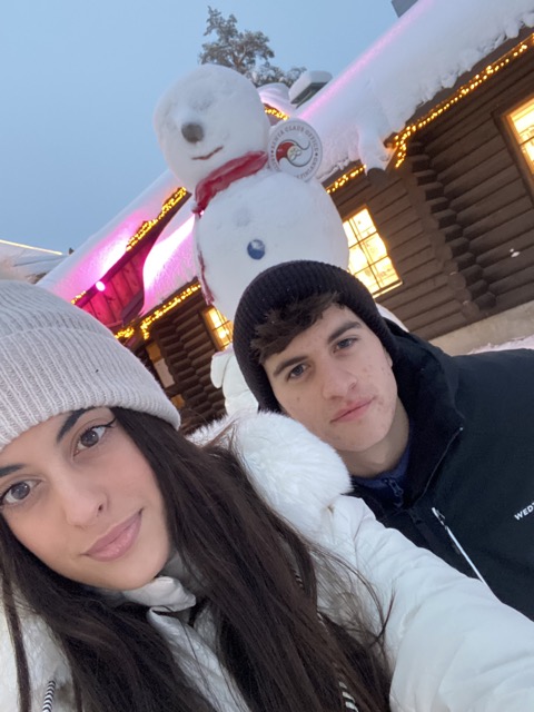 Niños con muñeco de nieve