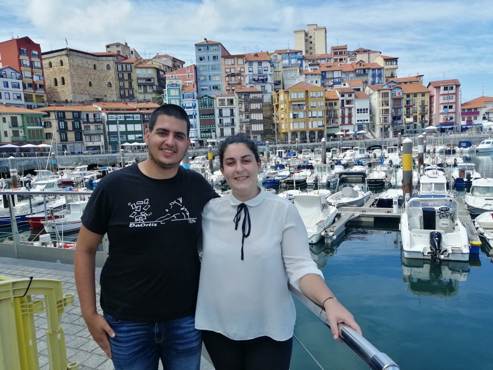 Con dos turistas