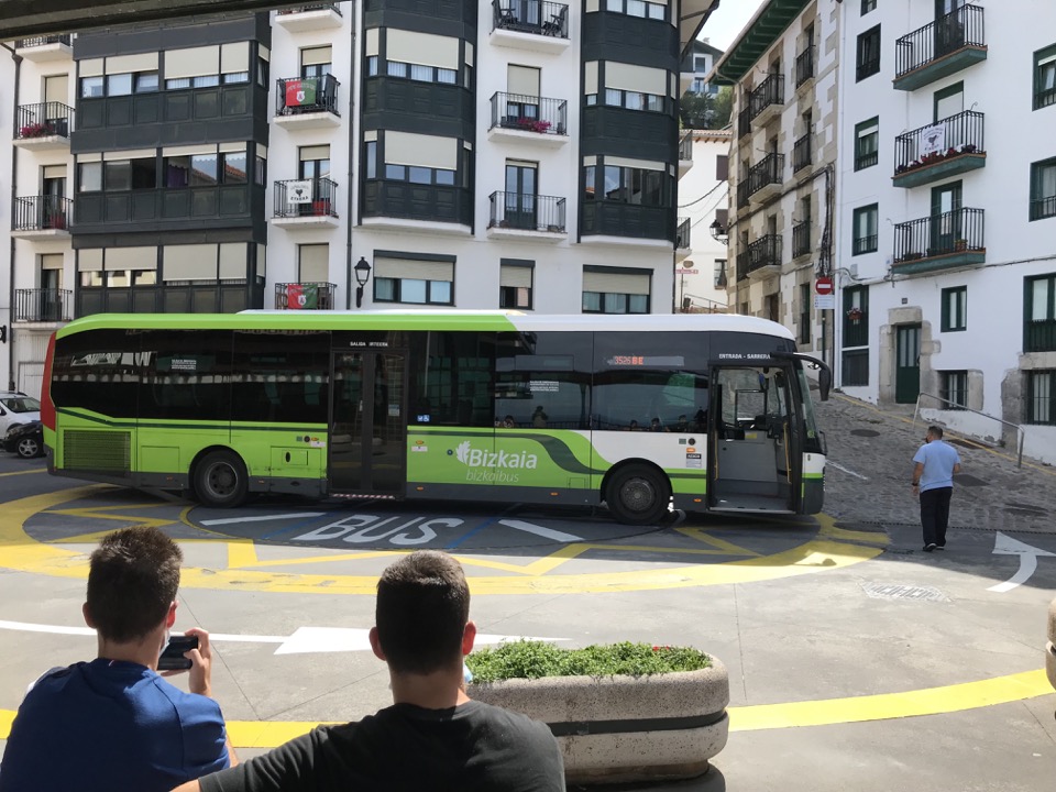 Girando el bus en Elantxobe