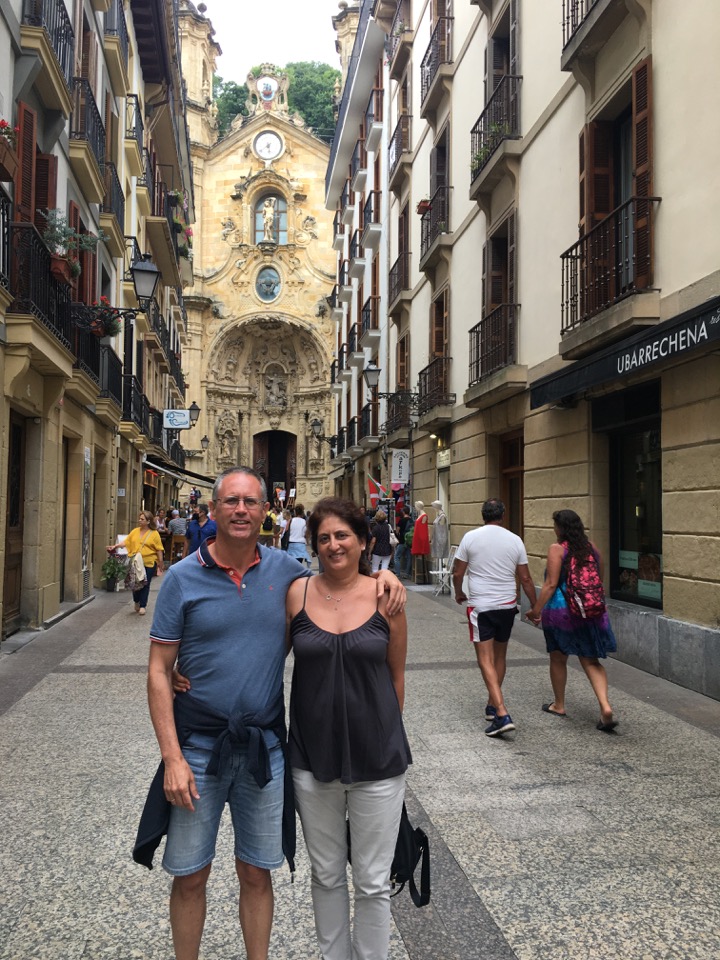Con el pórtico al fondo