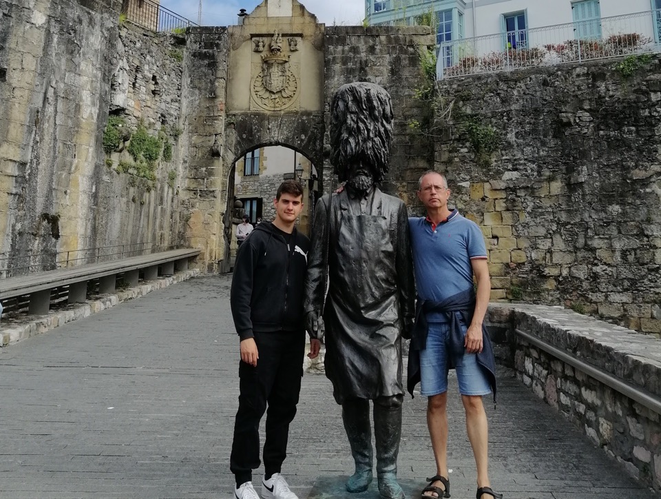 Junto a la estatua