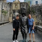 Junto a la estatua