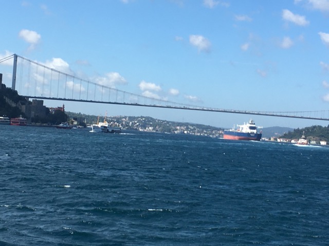 Puente Fatih Mehmet Sultan con petrolero