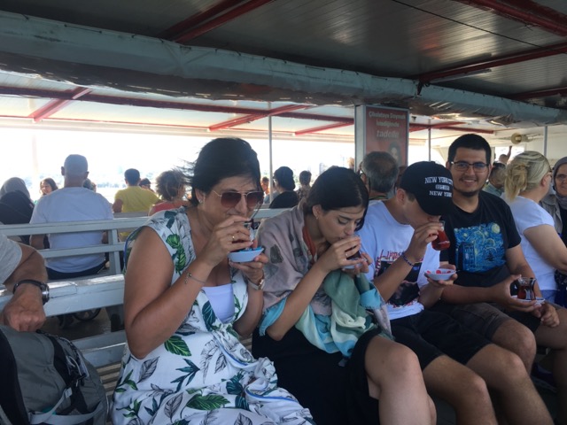 Tomando un té turco