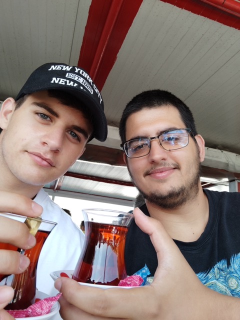 Niños con té